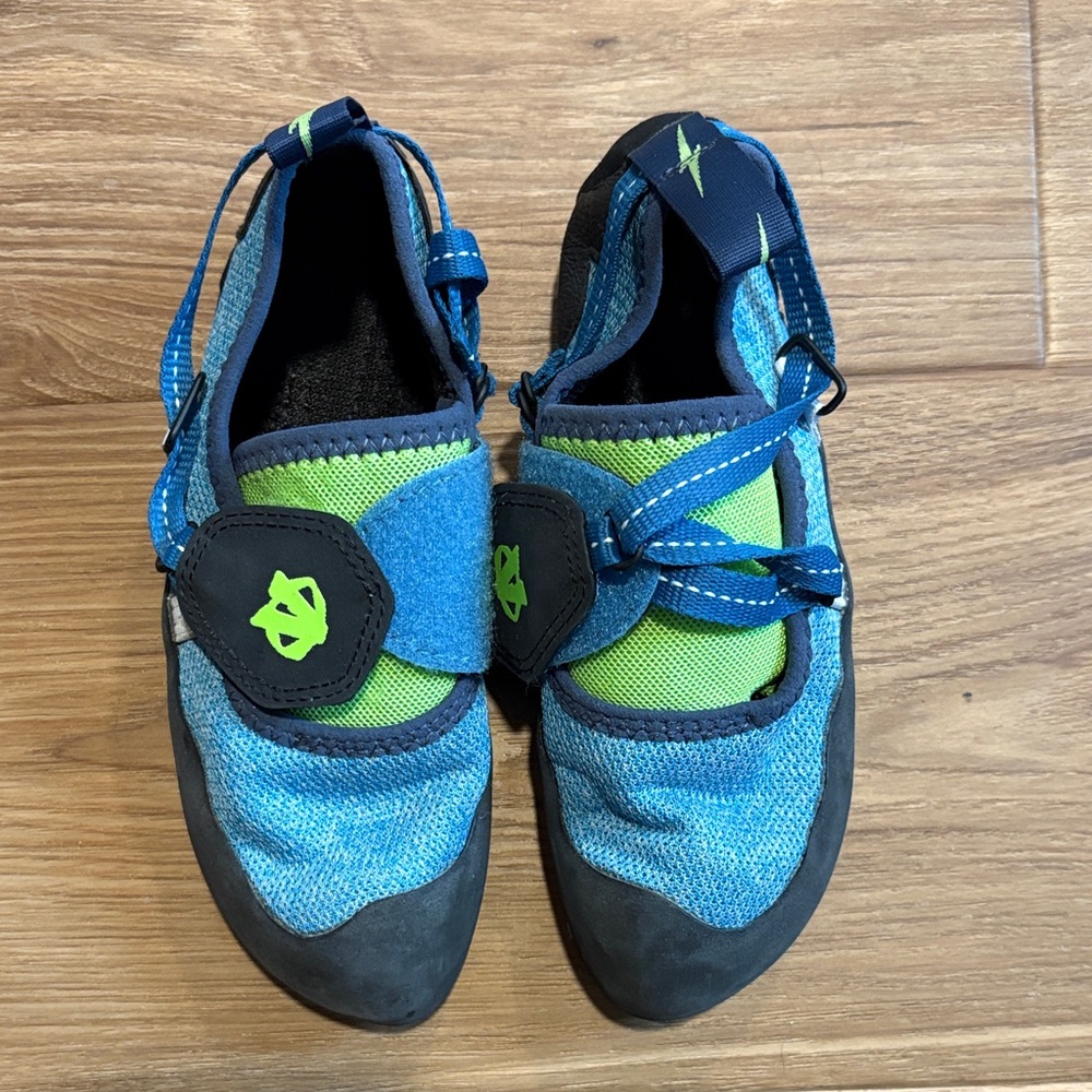 Evolv Kids climbing shoes - excellent condition size 4